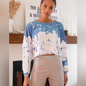 LULU’S BEYOND CASUAL BLUE TIE-DYE CROPPED LONG SLEEVE TEE
